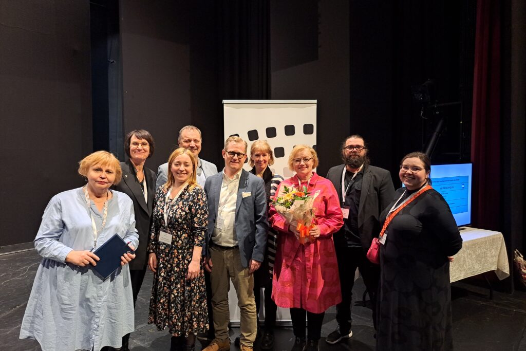 Bild av Finlands Teatrar rfs styrelse Anniina Kumpuniemi (Tanssiteatteri MD) och Päivi Myllykangas (Tammerfors), Eveliina Kunttu (Lappeenrannan kaupunginteatteri), Harri Natunen (Rauman teatteri), Leila Savolainen (Kuopio stad), Joachim Thibblin (Svenska Teatern) och Mikko Kouki (Turun Kaupunginteatteri). Som nya medlemmar invaldes Anni Mikkelsson (Kajaanin kaupunginteatteri) och Matilda von Weissenberg (& Espoon Teatteri).